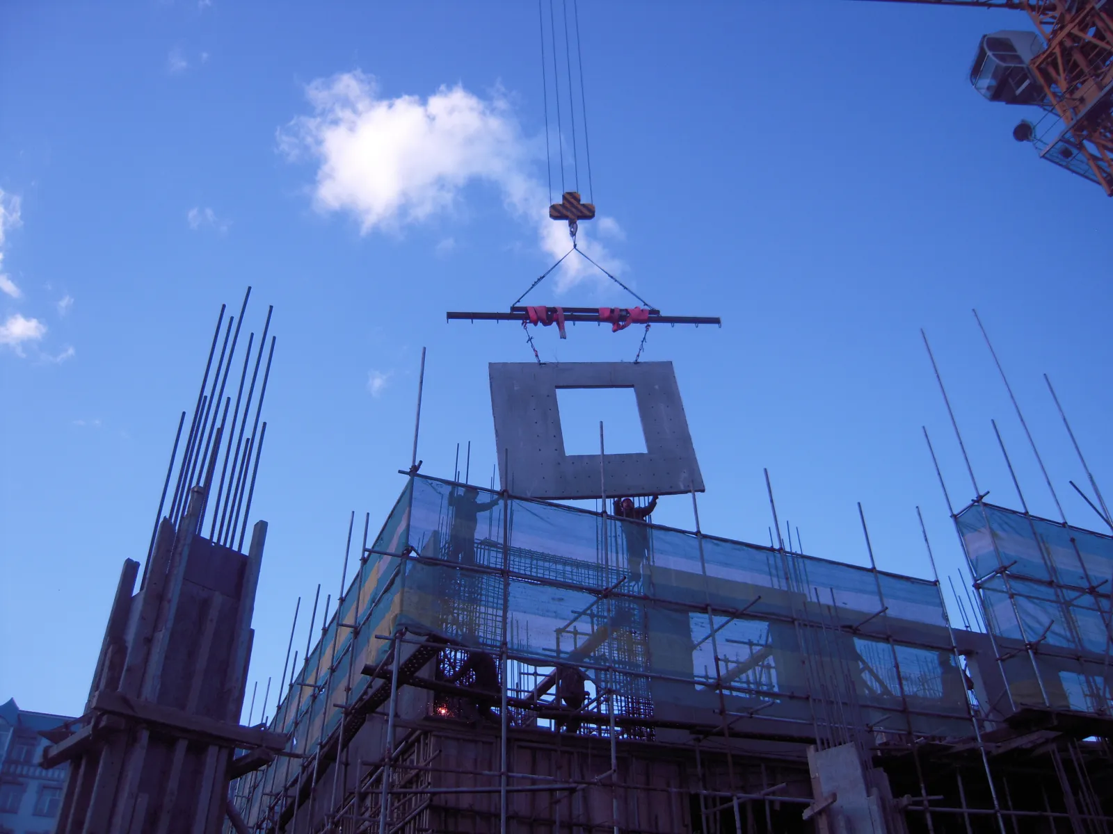 GOGER tower crane system panel installation
